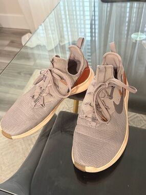 Nike Women’s Gray Knit Athletic Sneakers with Brown Heel Accent- Size 11